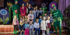 Волонтеры КПЭГ привезли в Усть-Лугу интерактивный театр кукол