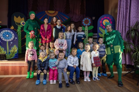 Волонтеры КПЭГ привезли в Усть-Лугу интерактивный театр кукол