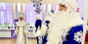 Волонтеры КПЭГ изготовили костюмы Деда Мороза и Снегурочки для КДЦ «Вистино»