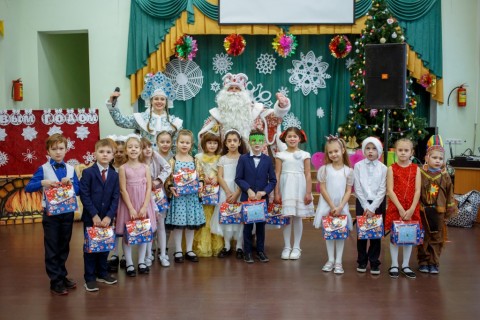 Волонтеры КПЭГ организовали новогодние елки для детей Кингисеппского района