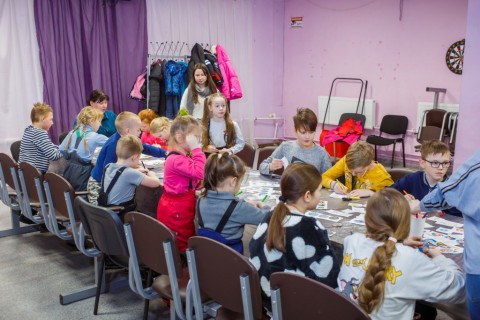 Волонтеры КПЭГ организовали для школьников из Кингисеппского района мастер-класс по изготовлению значков