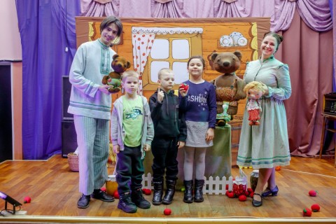 Волонтеры КПЭГ привезли в Усть-Лугу «Машу и медведей»