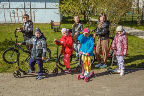 Волонтеры КПЭГ привезли спортинвентарь Ивангородскому детскому центру
