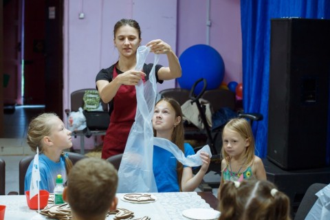 Волонтеры КПЭГ организовали детские мастер–классы по мозаике и лепке